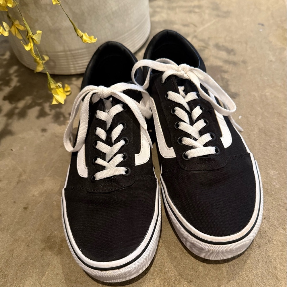Vans Women’s Classic Black and White Sneakers Sz 8.5 - Picture 6 of 8
